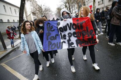 Un grupo de estudiantes durante la manifestación contra la reforma laboral por las calles de París, el 31 de marzo de 2016.