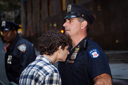 Un indignado se encara con uno de los agentes durante las dos marchas improvisadas en Nueva York.