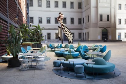 No se trata de una instalación artística del museo Reina Sofía, sino de la <a href="http://www.nubel.es/" target="_blank">terraza instalada en el patio del edificio de Jean Nouvel</a> que regenta el restaurante NuBel (Argumosa 43; +34 915 301 761). Por las noches, cuando el museo está ya cerrado, este recodo del centro de arte se convierte en uno de esos secretos que regala la capital. Cócteles Joel Jamal, mejor joven ‘barman’ de la Comunidad de Madrid en 2018, sesiones de DJ y ‘brunch’ diario junto a la escultura de Roy Lichtenstein.