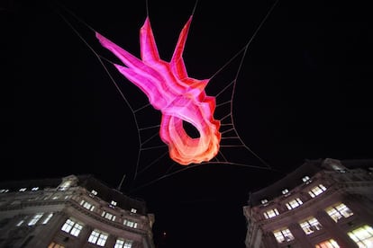 Los asistentes al festival pueden ver cómo cambia de color la obra '1.8 London' de Janet Echelman que flota en el cielo de Londres.
