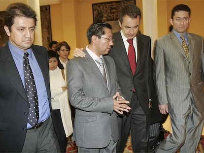 Rodríguez Zapatero coge del hombro a Santiago Morales tras la entrevista de ambos en La Moncloa.