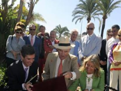 Rudolf Graf Von Shöurg, más conocido como el Conde Rudi (c), acompañado de la alcaldesa marbellí, Ángeles Muñoz, destapa la estrella que le ha dedicado hoy, martes 25 de septiembre de 2012, el Centro de Iniciativas Turísticas de Marbella (CIT), en el bulevar de la fama de Puerto Banús, coincidiendo con su octogésimo cumpleaños.