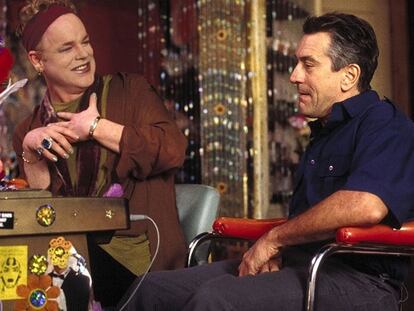 El tristemente fallecido Philip Seymour Hoffman interpretó a una 'drag queen' en 'Nadie es perfecto' (1999). Su misión -casi imposible- era dar clases de canto a un ex marine al que daba vida Robert DeNiro. Una nueva muestra de talento y valentía de una genial actor.