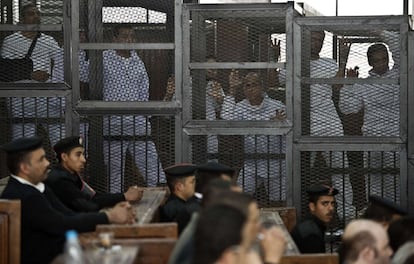 El periodista australiano de Al Jazeera, Peter Greste, durante su juicio en la prisión de Tora en Egipto hace dos años.