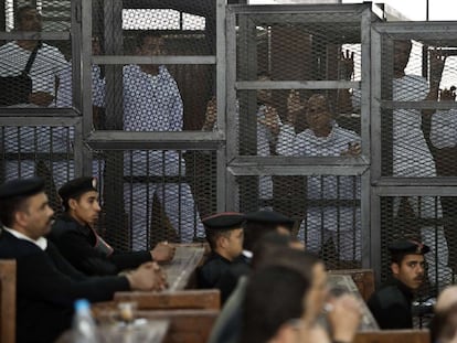 El periodista australiano de Al Jazeera, Peter Greste, durante su juicio en la prisión de Tora en Egipto hace dos años.