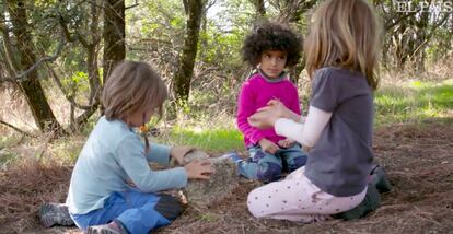 Varios estudiantes del grupo de Juego en la Naturaleza Saltamontes, a quienes se puede seguir en un día en su clase pinchando en la imagen, en Collado Mediano, Madrid, juegan en su