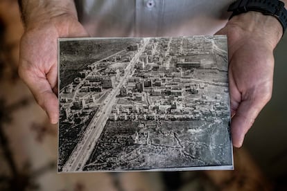 Imagen antigua de los primeros años de la colonia, en manos de uno de sus vecinos.