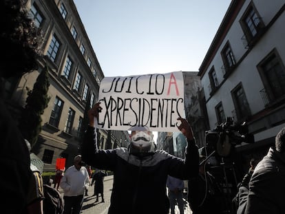 Una protesta a favor del juicio a expresidentes afuera de la Suprema Corte de México.