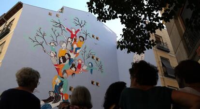 Mural homenaje a las víctimas de violencia de género de la artista Raquel Riba Rossy, en Madrid.