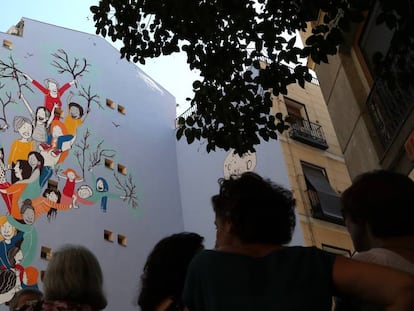 Mural homenaje a las víctimas de violencia de género de la artista Raquel Riba Rossy, en Madrid.