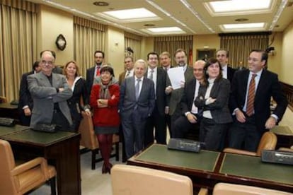 Los miembros de la posan para la prensa poco antes de iniciar su última reunión de este año.