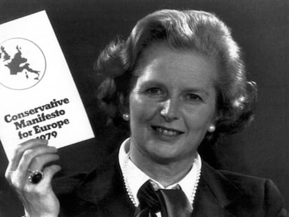 Margaret Thatcher ergue um exemplar do Manifesto Conservador para a Europa em 1979. REUTERS