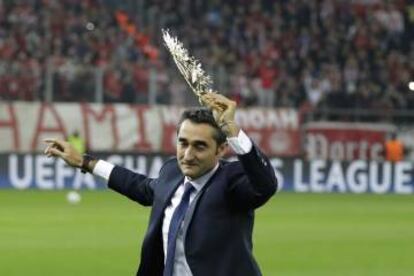 Valverde recibe un obsequio. 