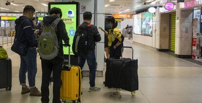 Viajeros en el aeropuerto de Hong Kong, este lunes.