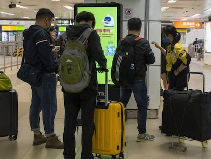 Viajeros en el aeropuerto de Hong Kong, este lunes. 