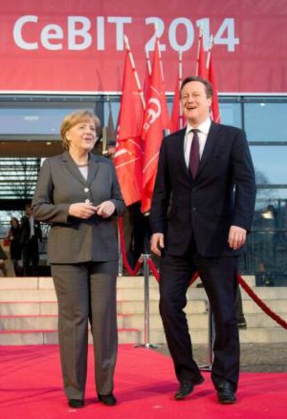 La canciller alemana, Angela Merkel, y el primer ministro británico, David Cameron, inauguraron hoy la feria informática CeBIT.