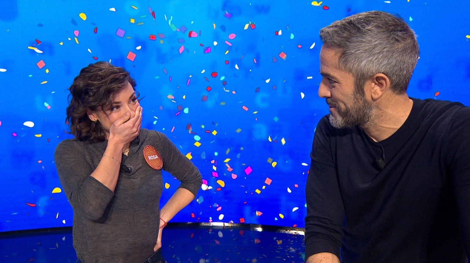 La concursante de 'Pasapalabra' Rosa Rodríguez, con el presentador Roberto Leal.
