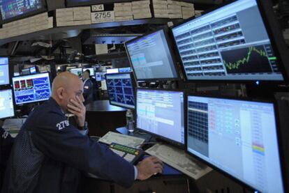 Un corredor de la Bolsa observa el parqué de Wall Street.