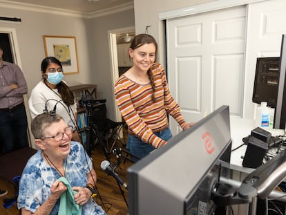 Pat Bennet, una de las pacientes, junto a los investigadores de Stanford durante una sesión de prueba de la tecnología que le devolvió el habla