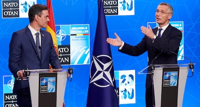 Pedro Sánchez con el  secretario general de la OTAN, Jens Stoltenberg, al término de la cumbre de la OTAN en junio, en Bruselas.