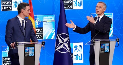 Pedro Sánchez con el secretario general de la OTAN, Jens Stoltenberg, al término de la cumbre de la OTAN en junio, en Bruselas.