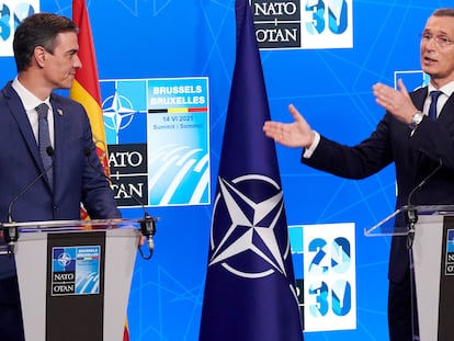 El presidente del Gobierno, Pedro Sánchez, y el secretario general de la OTAN, Jens Stoltenberg, en una reunión de la alianza en Bruselas.