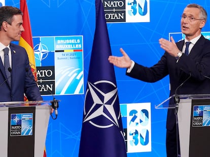 Pedro Sánchez con el  secretario general de la OTAN, Jens Stoltenberg, al término de la cumbre de la OTAN en junio, en Bruselas.