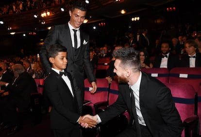 Lionel Messi (delantero del Barcelona y archienemigo en el campo de Cristiano), saluda al delantero portugués y a su hijo, antes del inicio de los premios FIFA 'The Best' 2017, celebrados en el London Palladium, en Londres (Reino Unido) el pasado octubre.