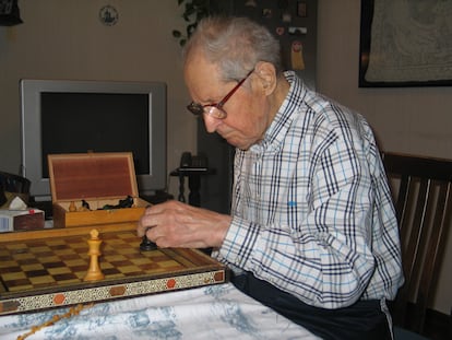 Yuri Áverbaj, en su casa de Moscú en diciembre de 2019, a los 97 años