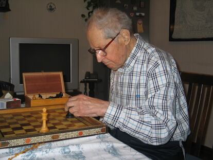 Yuri Áverbaj, en su casa de Moscú en diciembre de 2019, a los 97 años