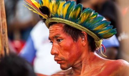 Un indígena golpeado por Bello Monte durante una reunión en Altamira.