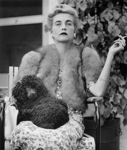 Se há algo em que a riquíssima herdeira Barbara Hutton (Nova York, 1912 – Califórnia, EUA, 1979) foi genial era na sua capacidade para torrar dinheiro. Seu terceiro marido, o ator Cary Grant, disse sobre ela que “quando suas possibilidades são quase infinitas, para viver acima delas é preciso ter um verdadeiro talento”. O fato é que Hutton, herdeira de grande parte da fortuna do fundador das lojas de departamentos Woolworth, recebeu ao nascer o que parecia um poço de riquezas sem fundo, mas conseguiu esvaziá-lo. Depois do suicídio da sua mãe, a imprensa começou a se referir a ela, com uma mistura de compaixão e ironia, como “a pobre menina rica”. Sua festa de 21 anos, celebrada em plena Grande Depressão, em 1933, foi um ato de ostentação tão obsceno que lhe valeu uma antipatia quase universal e obrigou seu pai a enviá-la à Europa, na tentativa de livrá-la do assédio da imprensa. A partir daí, a herdeira continuou metida numa crescente espiral de esbanjamento que incluiu a construção de um palacete de estilo japonês em pleno deserto de Cuernavaca, no México. Ao todo, esta predecessora de Paris Hilton conseguiu gastar mais de 100 milhões de dólares em quatro décadas. Toda uma vida dedicada à arte de queimar capital, que acabou em 1979, quando o poço já estava seco. Na imagem, Barbara Hutton em Palm Beach (Flórida), em 1940.