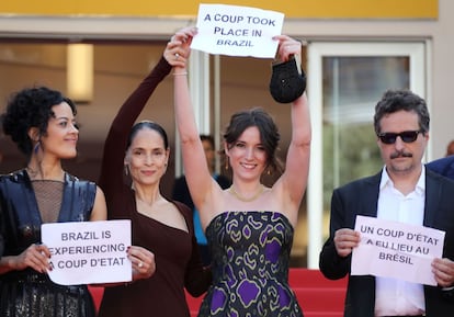 Las actrices Maeve Jinkings, Sonia Braga, la productora Emilie Lesclaux y el director brasileño Kleber Mendonca Filho sostienen pancartas que rezan "Brasil experimenta un golpe de estado" a su llegada a la proyección de la película "Aquarius" en la 69 edición del Festival de Cine Internacional de Cannes.