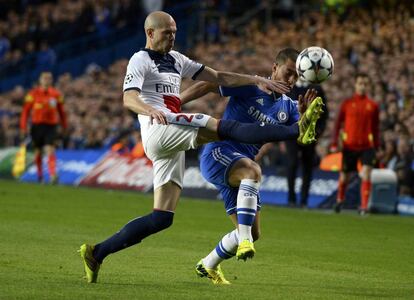 Eden Hazard y Christophe Jallet en el encuentro. 