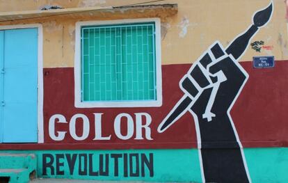 Color Revolution. Dibujo del dise&ntilde;ador espa&ntilde;ol Nicol&aacute;s de la Carrera, impulsor del proyecto Africa Loves Color y del Festival medioambiental XEEX, en una casa de la Medina. 