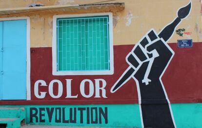 Color Revolution. Dibujo del diseñador español Nicolás de la Carrera, impulsor del proyecto Africa Loves Color y del Festival medioambiental XEEX, en una casa de la Medina.