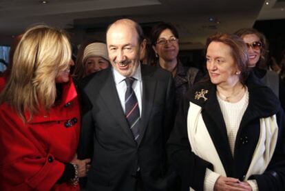 Rubalcaba entre Trinidad Jiménez (izquierda) y la filósofa Amelia Valcárcel, ayer en la presentación en Madrid del manifiesto <i>Feministas del PSOE.</i>