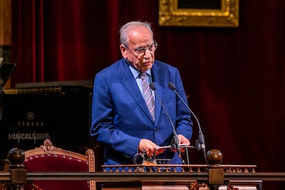 El exvicepresidente del Gobierno Alfonso Guerra, durante su intervención en el acto celebrado en la RAE.