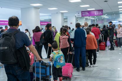 Pasajeros esperan en la Terminal 1.