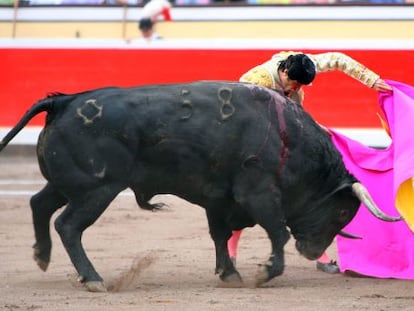 David Mora en un quite del segundo de Alberto Aguilar