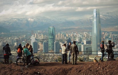 La ciudad de Santiago de Chile vista desde el parque Metropolitano