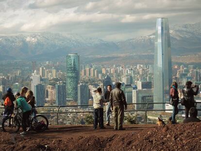 La ciudad de Santiago de Chile vista desde el parque Metropolitano