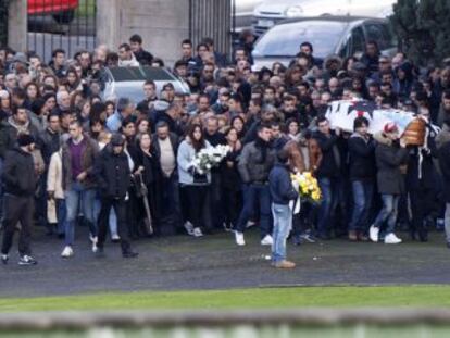 El magistrado argumenta que no se puede identificar a los autores de la muerte del aficionado del Deportivo, asesinado en una riña entre ultras en Madrid