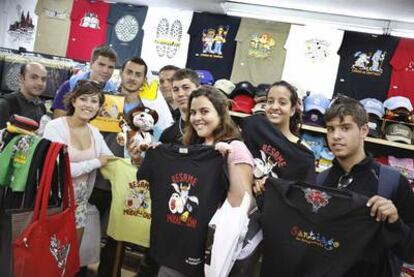 Peregrinos del Instituto de Enseñanza Secundaria Adeje 2 de Tenerife, el viernes en una tienda, con sus recuerdos de Santiago.