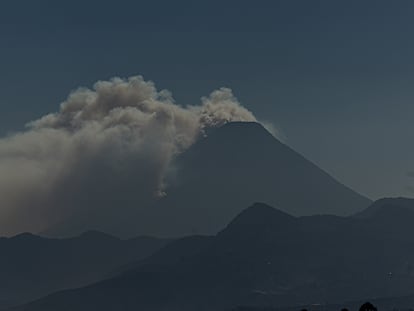 El incendio forestal registrado en la parte sur del volcán de Agua, en el municipio de Santa María de Jesús en Guatemala.