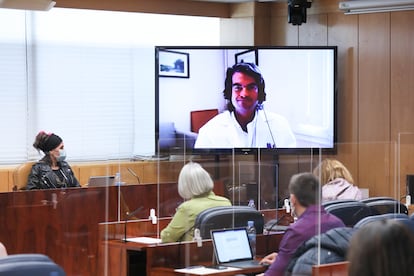 El doctor Carlos Mur, exdirector general de coordinación sanitaria en la Comunidad de Madrid, durante su comparecencia telemática este miércoles en la Asamblea de Madrid.