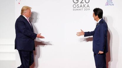 Saludo entre el presidente de Estados Unidos y el primer ministro de Japón este viernes en la cumbre del G20 en Osaka (Japón).