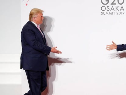 Saludo entre el presidente de Estados Unidos y el primer ministro de Japón este viernes en la cumbre del G20 en Osaka (Japón).