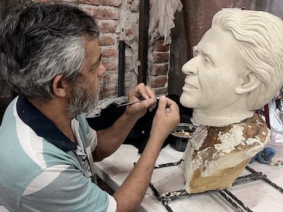 El artista Alfredo López Casanova trabaja en el rostro de la escultura de Chavela Vargas.