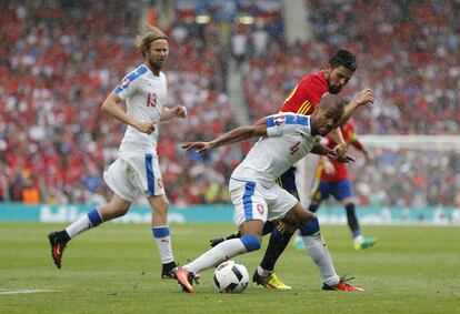 Nolito intenta quitar el balón al jugador de la República Checa.
